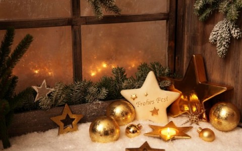 Fensterdeko-zu-Weihnachten-goldene-sterne-kerze